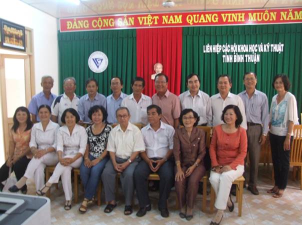 &Ocirc;ng Nguyễn Lợt (h&agrave;ng sau - thứ 5 từ phải qua) chụp h&igrave;nh lưu niệm với Đ&ograve;an c&ocirc;ng t&aacute;c Li&ecirc;n hiệp c&aacute;c Hội Khoa học v&agrave; Kỹ thuật tỉnh Tiền Giang.